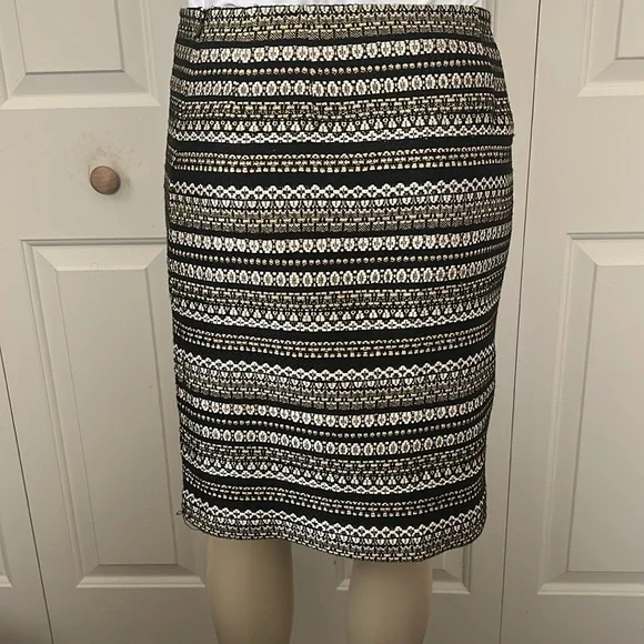 Black and White Patterned Women's Skirt worn once - Picture 3 of 7